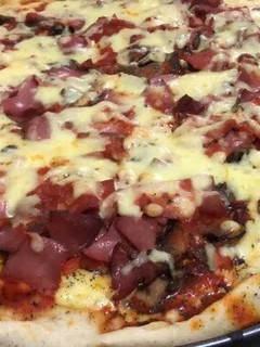 Una foto de Pizza casera (pasta gruesa)