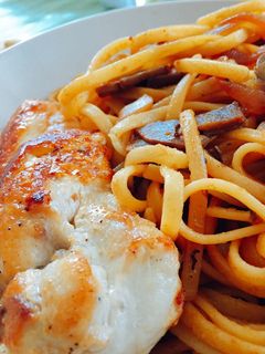 Una foto de Tallarines hoisin con champis, pollo y brie