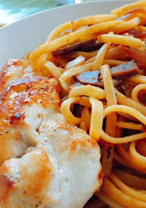 Una foto de Tallarines hoisin con champis, pollo y brie