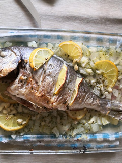 Una foto de Lubina o dorada al horno