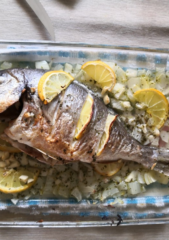 Una foto de Lubina o dorada al horno