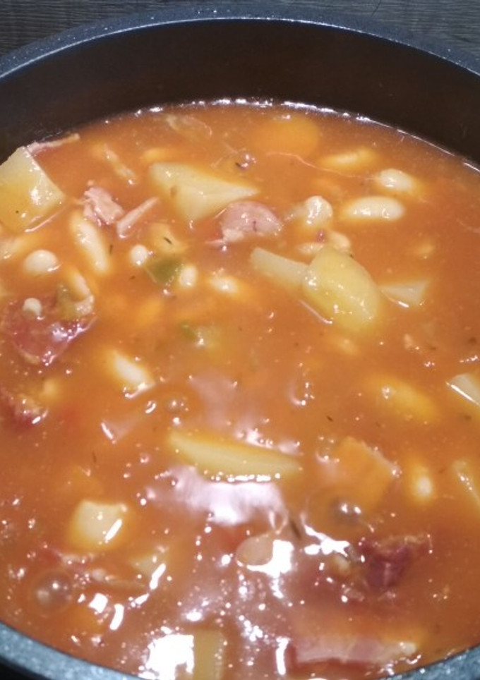 Una foto de Judías blancas con chorizo ibérico, panceta ahumada y tomillo