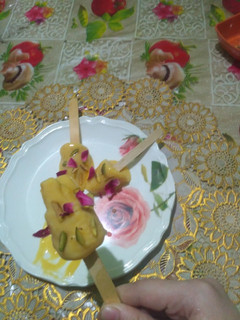 मँगो कुल्फी (mango kulfi recipe in marathi) रेसिपी चे मुख्य फोटो