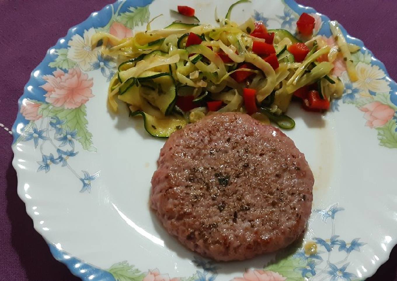 Hamburguesa a la plancha con verduras salteadas
