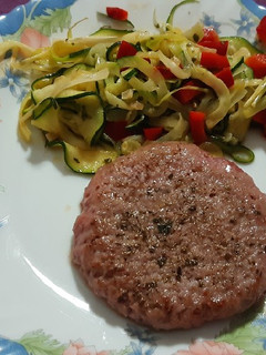 Una foto de Hamburguesa a la plancha con verduras salteadas