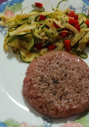 Una foto de Hamburguesa a la plancha con verduras salteadas