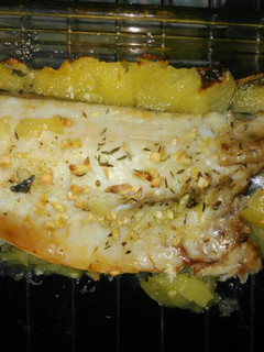 Una foto de Lubina al horno con patatas panadera
