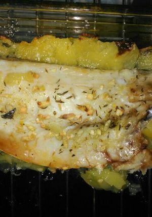 Una foto de Lubina al horno con patatas panadera
