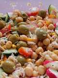 Colorida ensalada de garbanzos y arroz basmati
