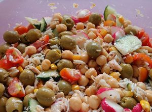 Foto principal de Colorida ensalada de garbanzos y arroz basmati
