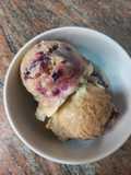 Helado de sambayon con cerezas
