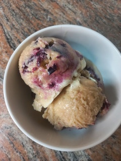 Una foto de Helado de sambayon con cerezas