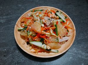 Hình của món Nộm bưởi tôm thịt.