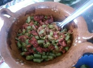 Una foto de Ejotes con longaniza