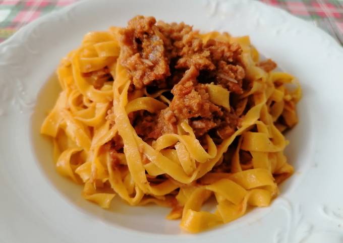 Tagliatelle con ragù di salumi