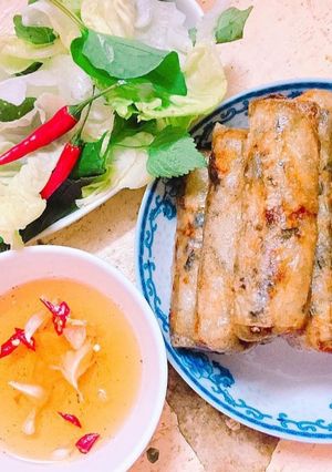 A picture of Vietnamese spring rolls.