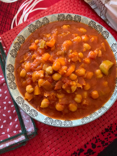 Una foto de Garbanzos con zanahorias y salsa de tomate