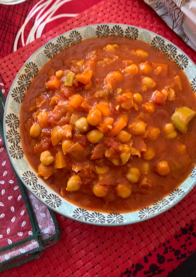 Una foto de Garbanzos con zanahorias y salsa de tomate