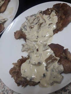 Una foto de Chuletas de cerdo con salsa de champiñones