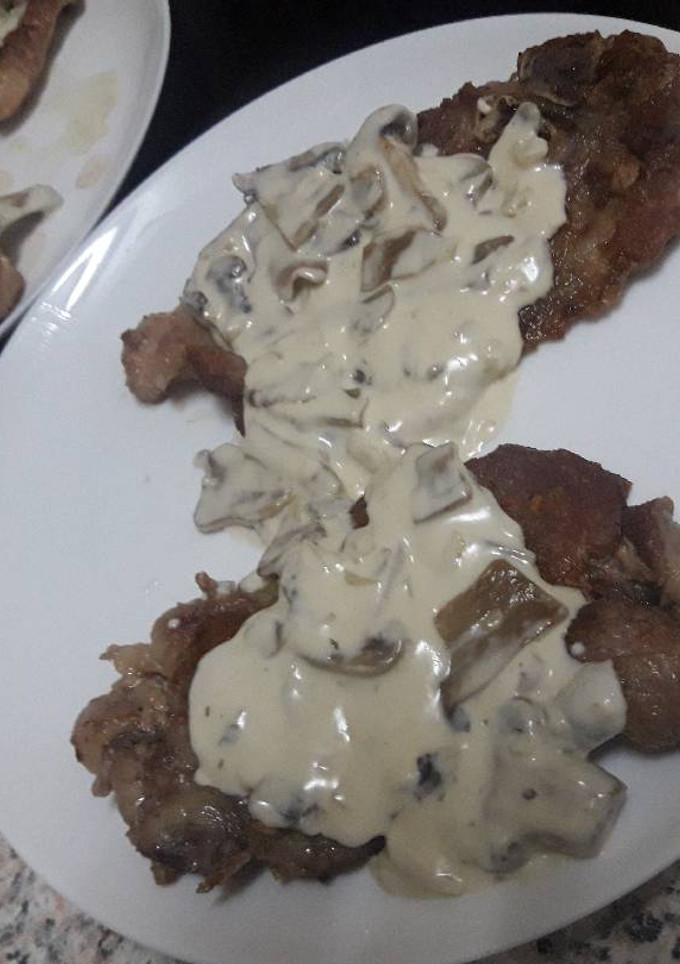 Una foto de Chuletas de cerdo con salsa de champiñones