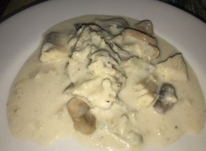 Una foto de Tilapia con champiñones y salsa blanca