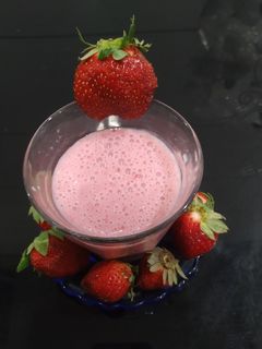 સ્ટ્રોબેરી શેક(Strawberry shake recipe in Gujarati) રેસીપી મુખ્ય ફોટો