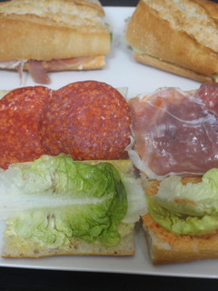 Una foto de Bocadillos compartidos de chorizo con queso y jamón