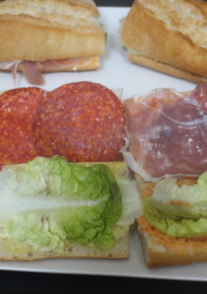 Una foto de Bocadillos compartidos de chorizo con queso y jamón