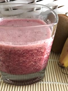 Una foto de Smoothie de arándanos, plátano y naranja (con agua de coco)