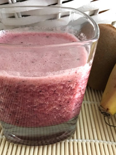 Una foto de Smoothie de arándanos, plátano y naranja (con agua de coco)