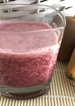 Foto principal de Smoothie de arándanos, plátano y naranja (con agua de coco)
