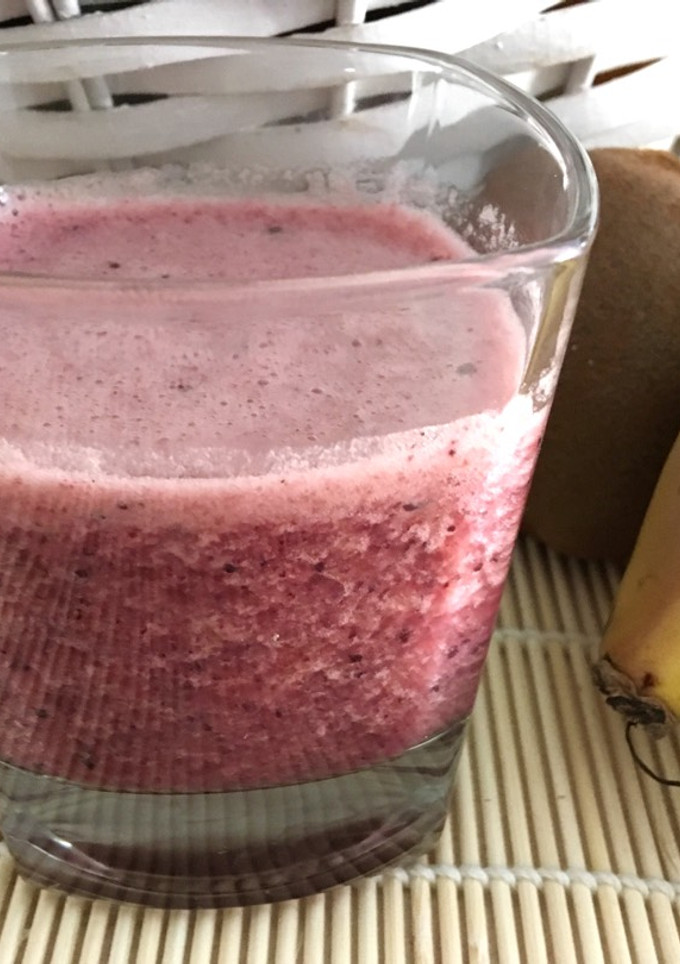 Una foto de Smoothie de arándanos, plátano y naranja (con agua de coco)
