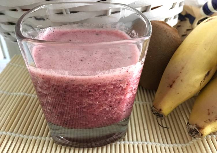Smoothie de arándanos, plátano y naranja (con agua de coco)