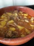 Patatas guisadas con pierna de lechazo