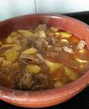 Patatas guisadas con pierna de lechazo