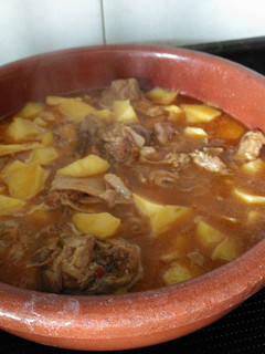 Una foto de Patatas guisadas con pierna de lechazo