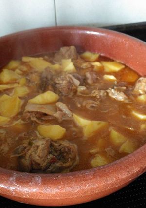 Una foto de Patatas guisadas con pierna de lechazo