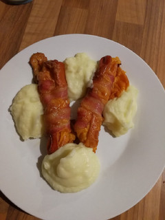 Baconnel és sajttal töltött virsli recept fotója