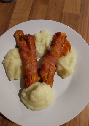 Baconnel és sajttal töltött virsli recept fotója