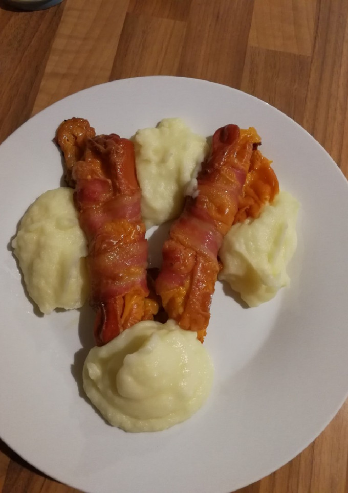 Baconnel és sajttal töltött virsli recept fotója