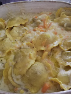 Una foto de Raviolis con salsa de queso