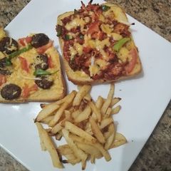 Chicken bread pizza A picture of Chicken bread pizza.