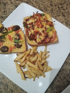 A picture of Chicken bread pizza.