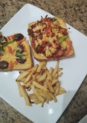 A picture of Chicken bread pizza.