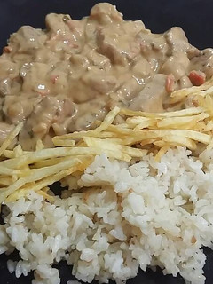 Una foto de Solomillo en salsa patatas chips y arroz