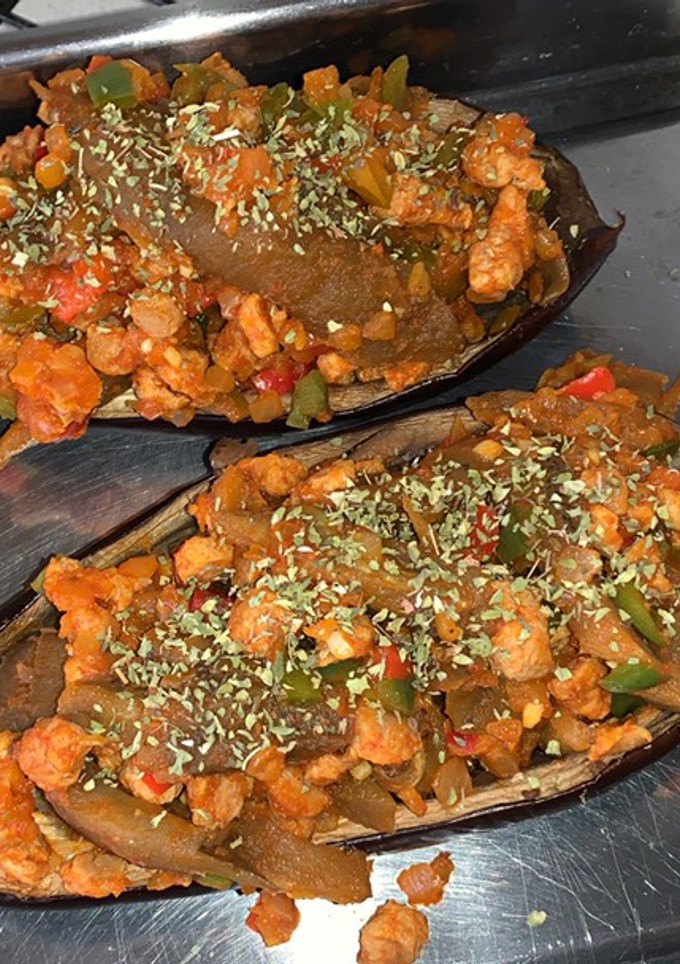 Una foto de Berenjenas rellenas de soja texturizada