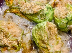 Foto di Fiori di zucca ripieni di mozzarella e alici al forno