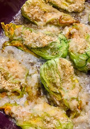 Foto di Fiori di zucca ripieni di mozzarella e alici al forno