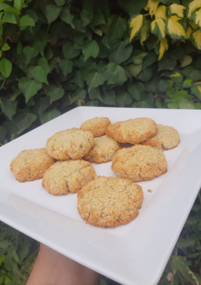 Una foto de Cookies de coco y limón