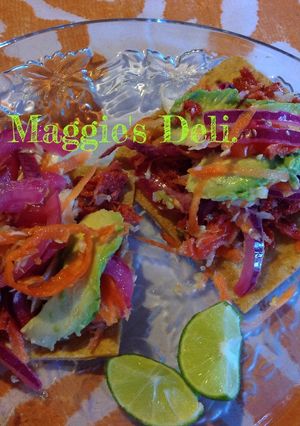 Una foto de Tostada de tinga de Atún